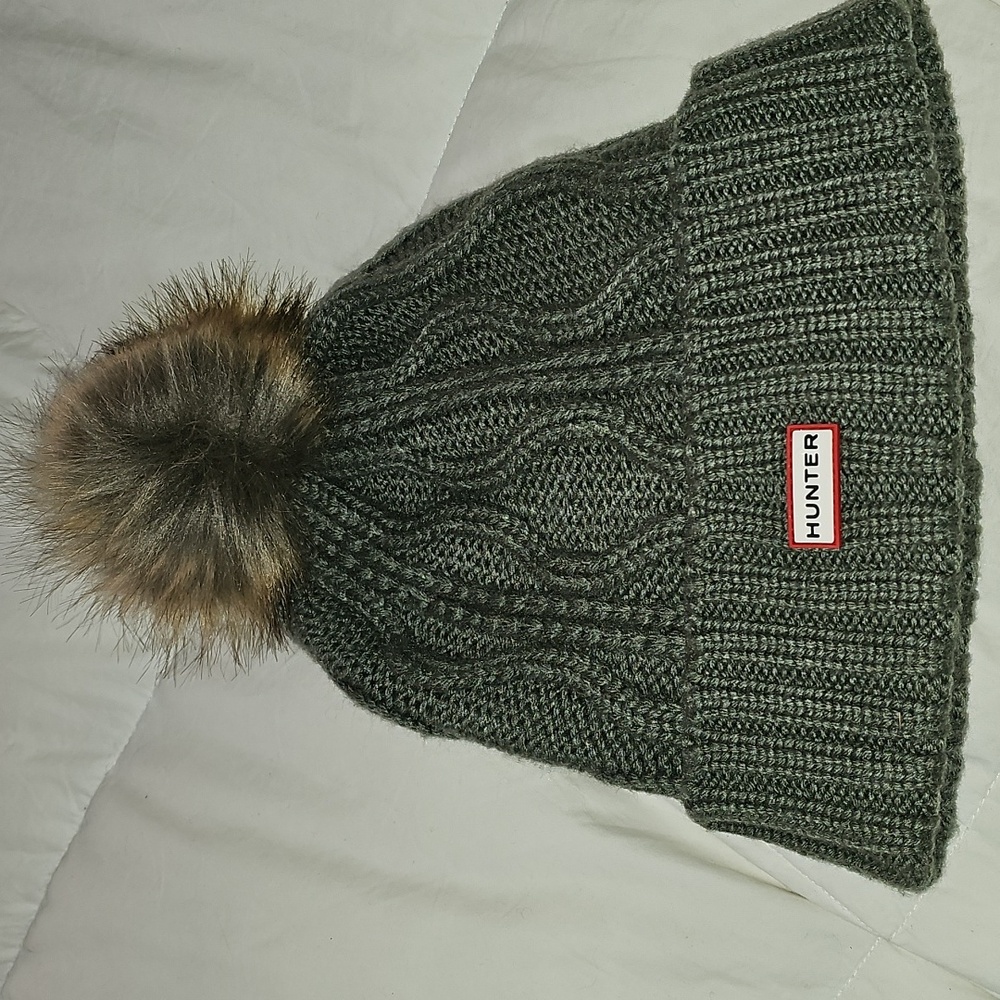 HUNTER GREEN BEANIE. Womens Like New Winter Beanie!! - Picture 2 of 6
